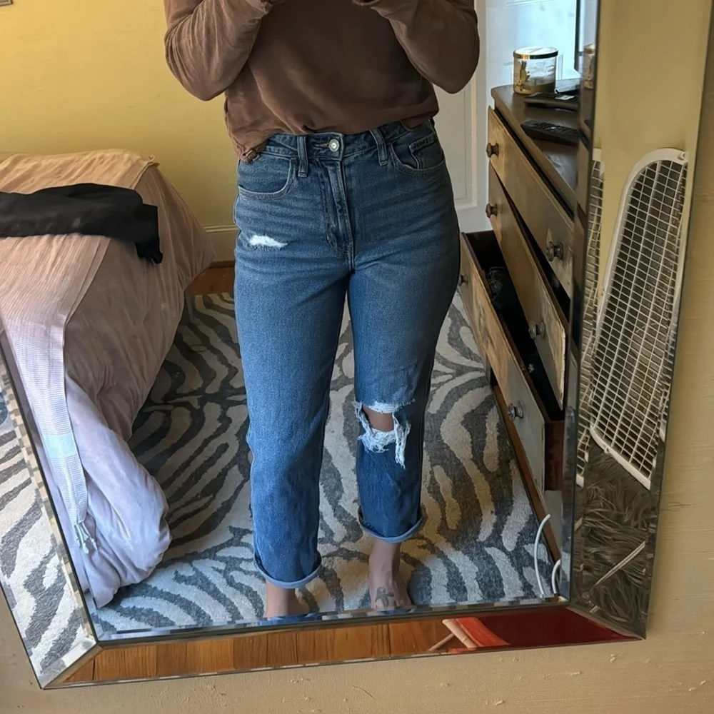 Hollister| Distressed Ultra Hi-Rise Ankle Mom Jean